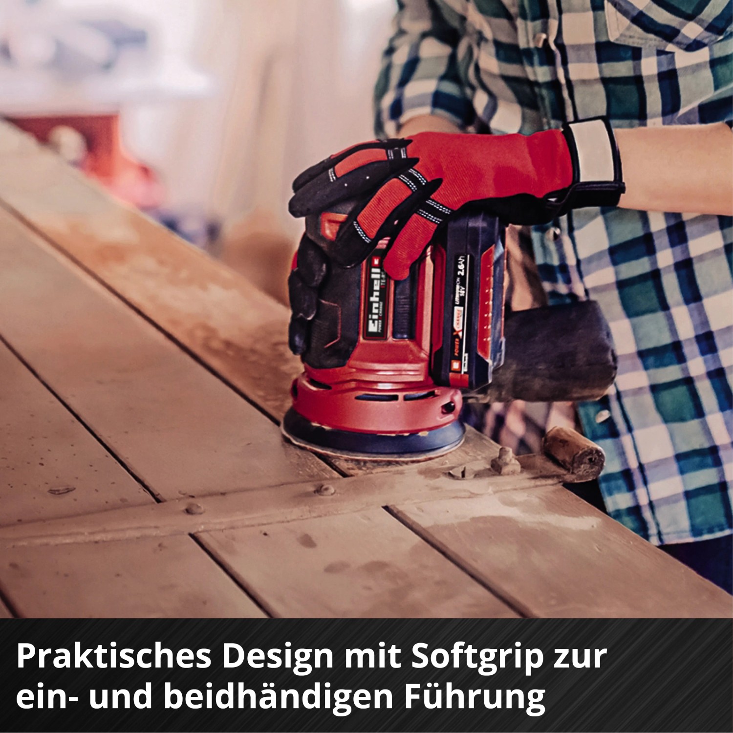 Einhell Akku-Exzenterschleifer TE-RS 18 Li Solo beim Schleifen einer Holzoberfläche.
