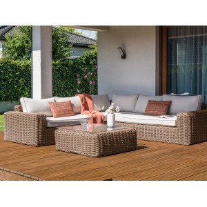 Hellbraunes Beliani Lounge Set PALERMO aus Polyrattan mit Tisch und hellen Kissen.