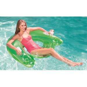 Frau entspannt auf grünem Bestway Poolsitz Lazy Lounge mit Getränkehalter im Pool.
