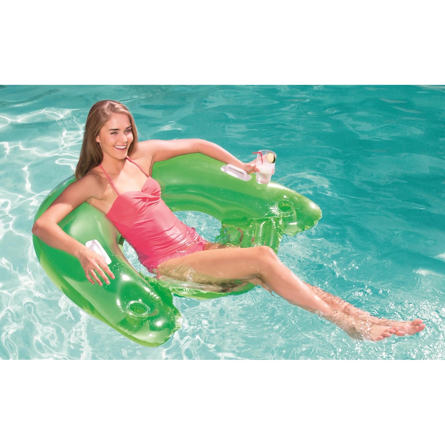 Frau entspannt auf grünem Bestway Poolsitz Lazy Lounge mit Getränkehalter im Pool.