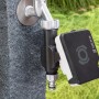 Geka Bewässerungscomputer mit Hahnadapter am Wasserhahn für die Gartenbewässerung.