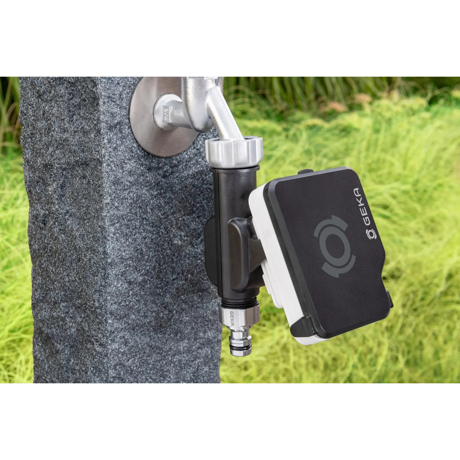 Geka Bewässerungscomputer mit Hahnadapter am Wasserhahn für die Gartenbewässerung.