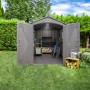Offenes Lifetime Kunststoff-Gartenhaus Stella 4,55 m² mit Gartengeräten und Fahrrädern im Garten.