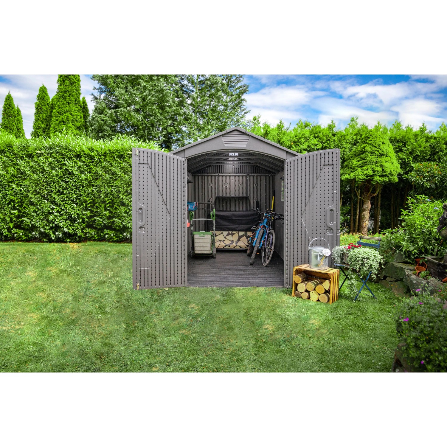 Offenes Lifetime Kunststoff-Gartenhaus Stella 4,55 m² mit Gartengeräten und Fahrrädern im Garten.