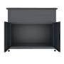 Anthrazitfarbenes Plats Metall-Hochbeet mit geöffnetem Unterschrank. Der Stauraum für Gartenutensilien ist sichtbar.