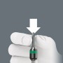 Wera Bit-Schraubendreher mit Bit im Einsatz, Teil des 17-teiligen Kraftform Kompakt 60 RA Sets.