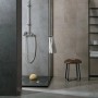 Badezimmer mit Grosfillex GX Wall+ Creme Slate Dekor-Paneelen in Grau- und Beigetönen.
