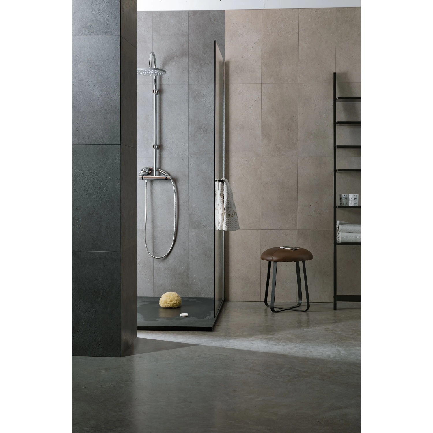 Badezimmer mit Grosfillex GX Wall+ Creme Slate Dekor-Paneelen in Grau- und Beigetönen.