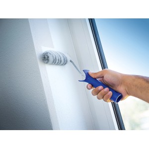 LUX Dispersionswalze 12 cm im Einsatz: Farbwalze mit blauem Griff streicht weiße Wand.