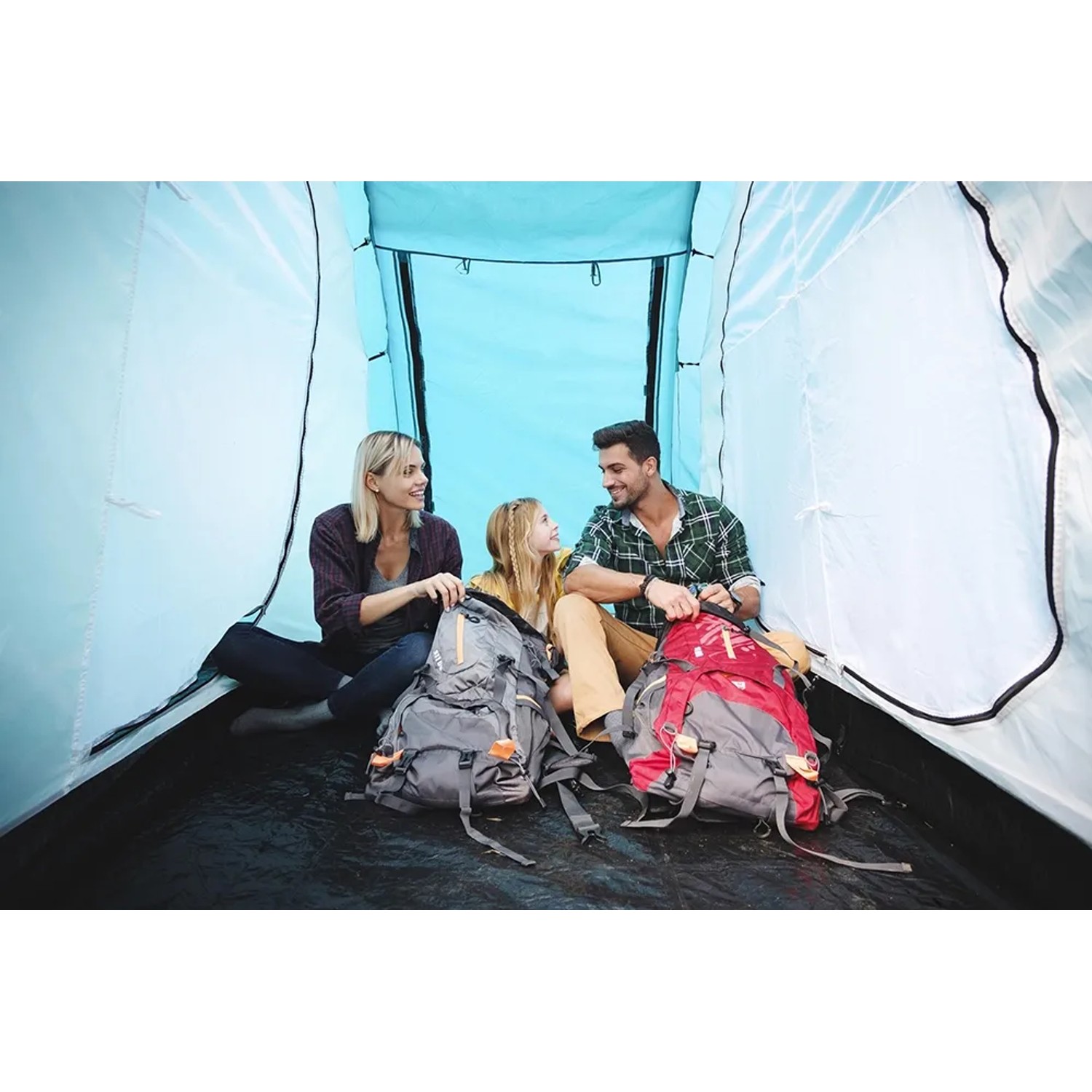 Geräumiges Pavillo Family Ground 6 Zelt (490x280x200 cm) mit Familie und Gepäck im Inneren.