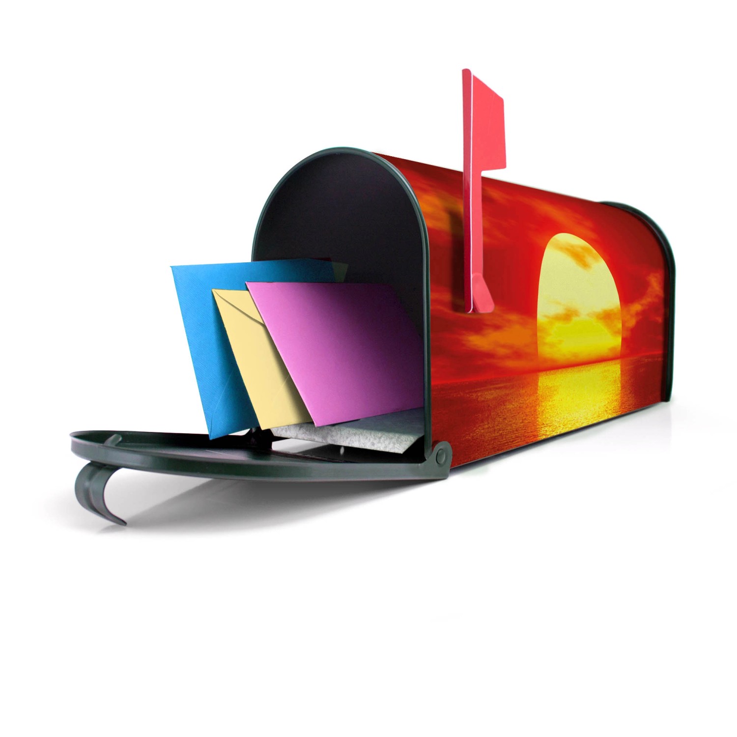 Offener, grüner US Briefkasten mit Sonnenuntergang Motiv und Post.