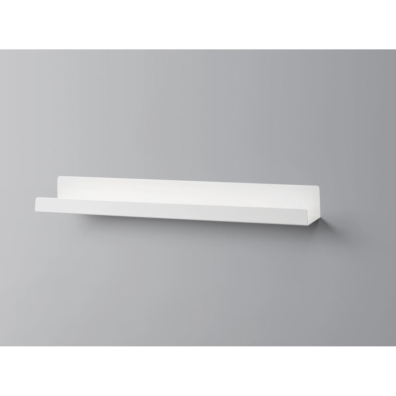 Weißes Metall-Wandregal Bix, 60 cm breit, zur Wandmontage für Deko und Bilderrahmen.