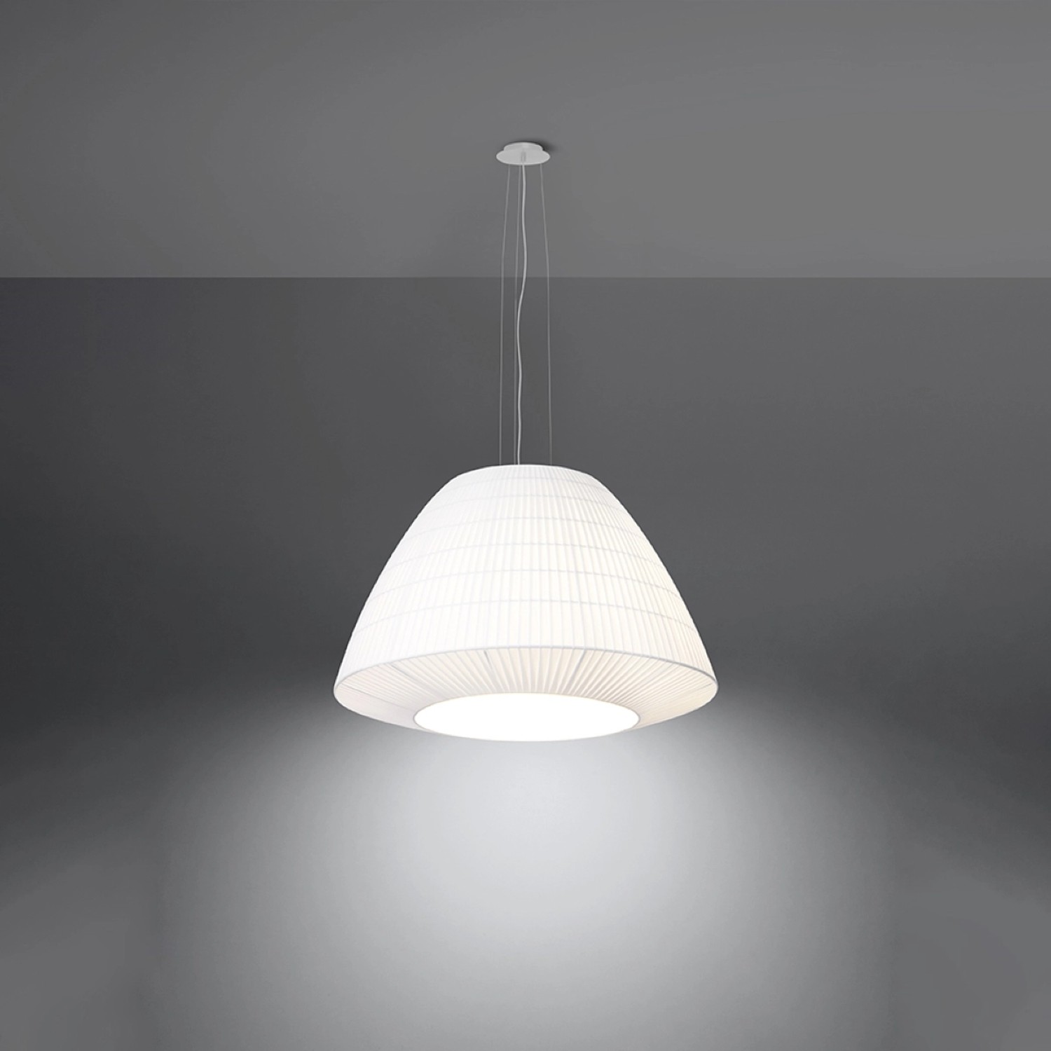 Weißer Sollux Lighting Kronleuchter Bella 60 mit kegelförmigem Lampenschirm aus Stoff.