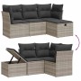 Hellgraue 4-tlg. Garten-Sofagarnitur aus Polyrattan mit grauen Kissen. Eck- und Mittelsofa sowie Hocker mit Stauraum.