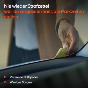 Hand legt Strafzettel ins Auto. Ooono ADAC Parkscheibe vermeidet Bußgelder.
