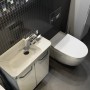 Fackelmann Keramik-Waschbecken Milano, 55 cm, weiß, mit Unterschrank und Armatur im modernen Bad.