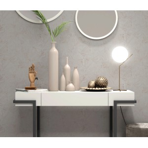 Erismann Vliestapete Melissa Madoc Bronze an Wand hinter Kommode mit Deko.