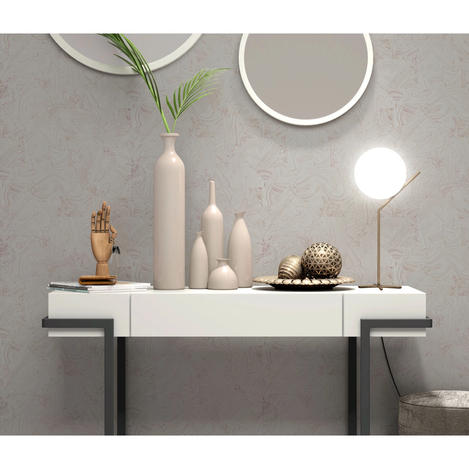 Erismann Vliestapete Melissa Madoc Bronze an Wand hinter Kommode mit Deko.