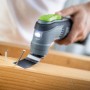 LUX Akku-Multi-Tool A-MFW-20 Solo im Einsatz beim Sägen von Holz. Vielseitiges Elektrowerkzeug für Heimwerker.