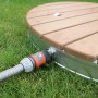 Summer Fun Gartendusche Shower UP mit Teakholz-Optik und angeschlossenem Gartenschlauch.
