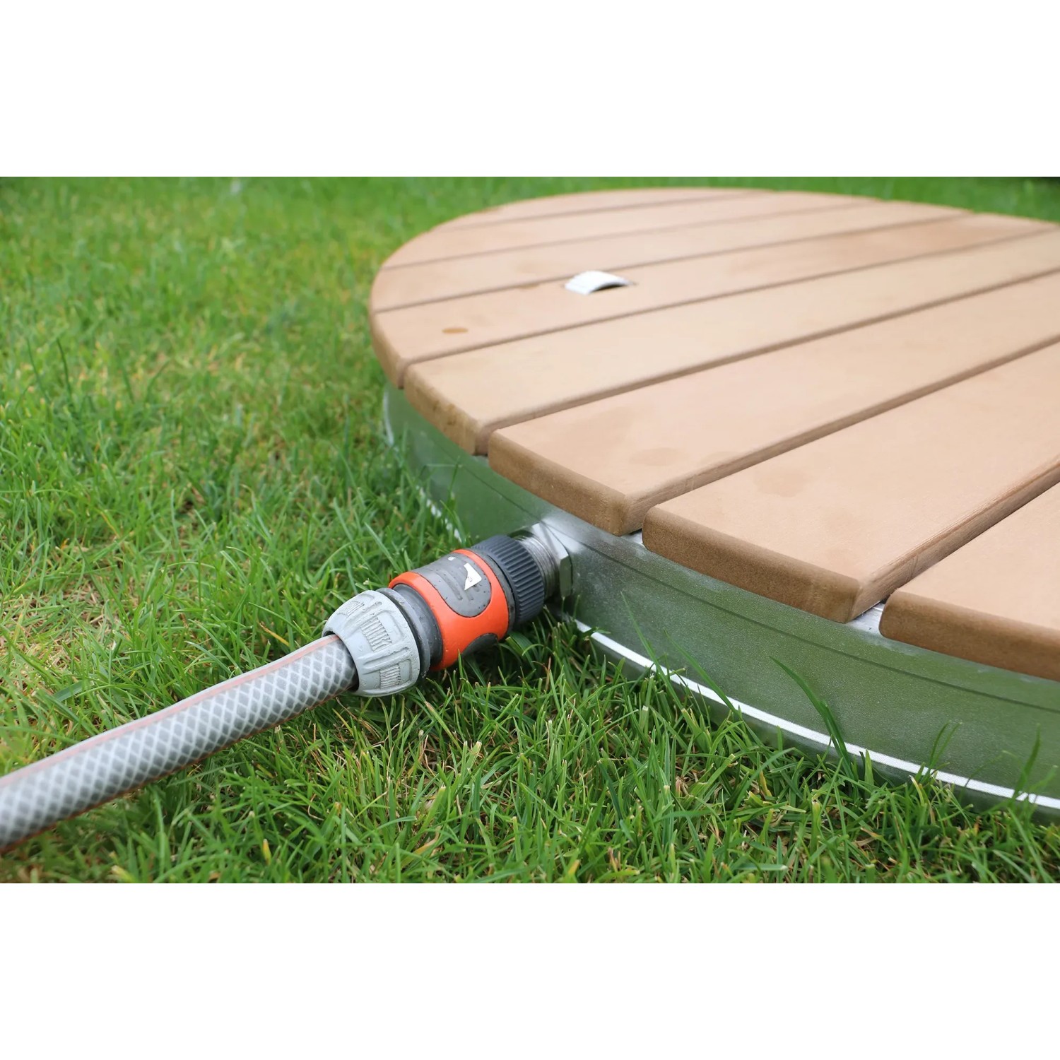 Summer Fun Gartendusche Shower UP mit Teakholz-Optik und angeschlossenem Gartenschlauch.