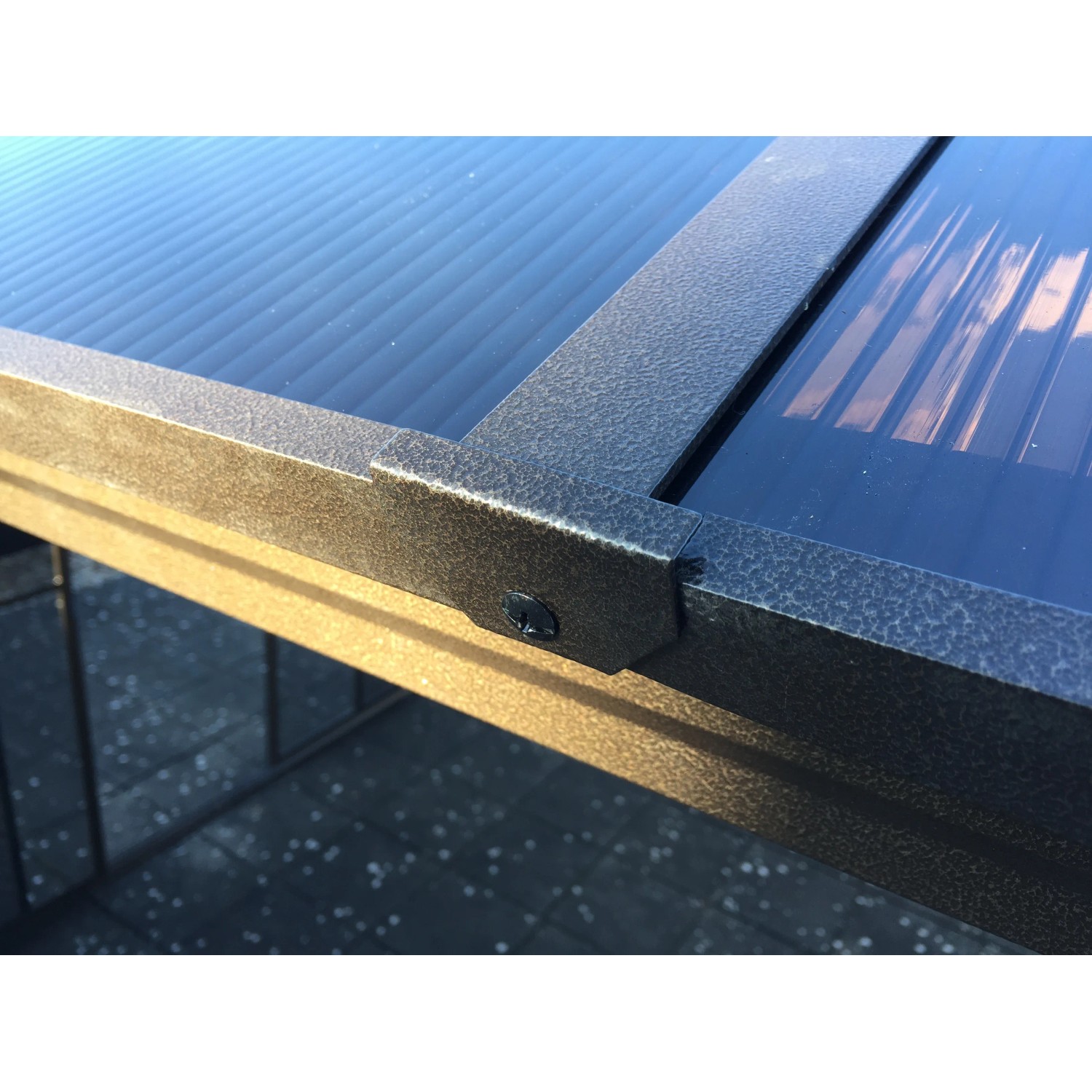 Detailansicht: Bronze Aluminium Pavillon Castel 12x14, Fokus auf Rahmen und Dach
