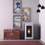Weißer Freepoint Pelletofen Vega 10,5 kW mit Automatik und Flamme im Wohnraum.