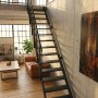 Schwarze Minka Raumspartreppe Flex aus Stahl mit 14 Stufen in modernem Loft. Ideal für Innentreppen und Galerien.