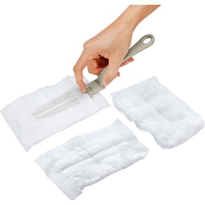 Hand befestigt weißen, flauschigen Einweg-Staubwedelbezug an grauem Griff. Zwei weitere Bezüge. OBI Staubwedel-Set.