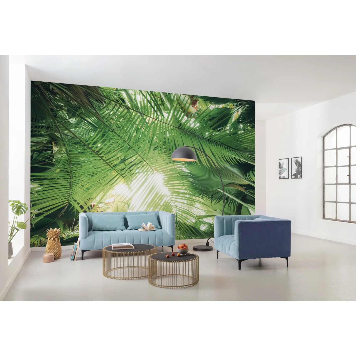 Vlies Fototapete Dschungeldach 450x280 cm im Wohnraum mit Sofa und Couchtisch.