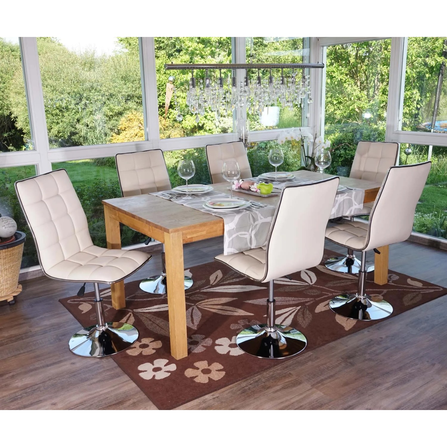 6er-Set: Creme MCW Esszimmerstühle C41 aus Kunstleder mit Chromfuß an Esstisch.