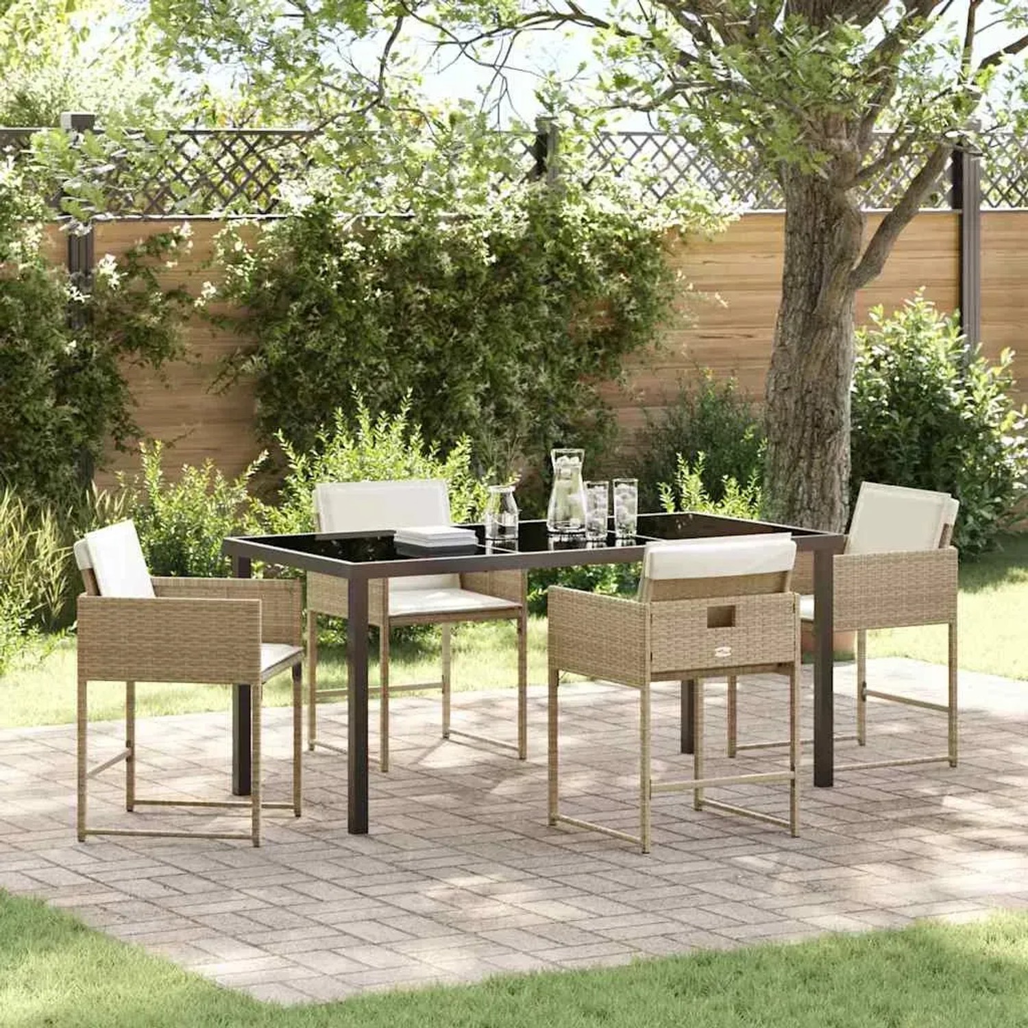 Beige 5-teilige vidaXL Garten Essgruppe aus Poly Rattan mit Tisch und Stühlen mit Kissen.