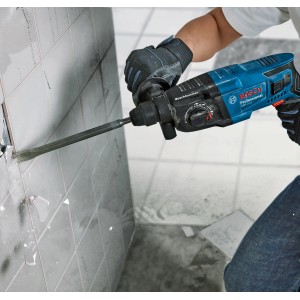 Bosch Professional Bohrhammer GBH 2-21 im Einsatz beim Entfernen von Fliesen.
