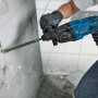 Bosch Professional Bohrhammer GBH 2-21 im Einsatz beim Entfernen von Fliesen.