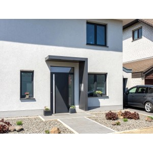 Modernes Gutta Rechteckvordach BS PLUS 160 mit Briefkasten, Klingel und Sprechanlage am Hauseingang.