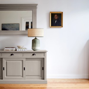 Möbel lackiert mit Alpina Feine Farben Lack No. 06 Dächer von Paris® Taupe edelmatt.