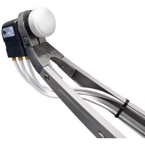 Quattro LNB UHD 414 mit weißer Kappe, schwarzen Anschlüssen und vier weißen Kabeln am Feedarm der Satellitenanlage.