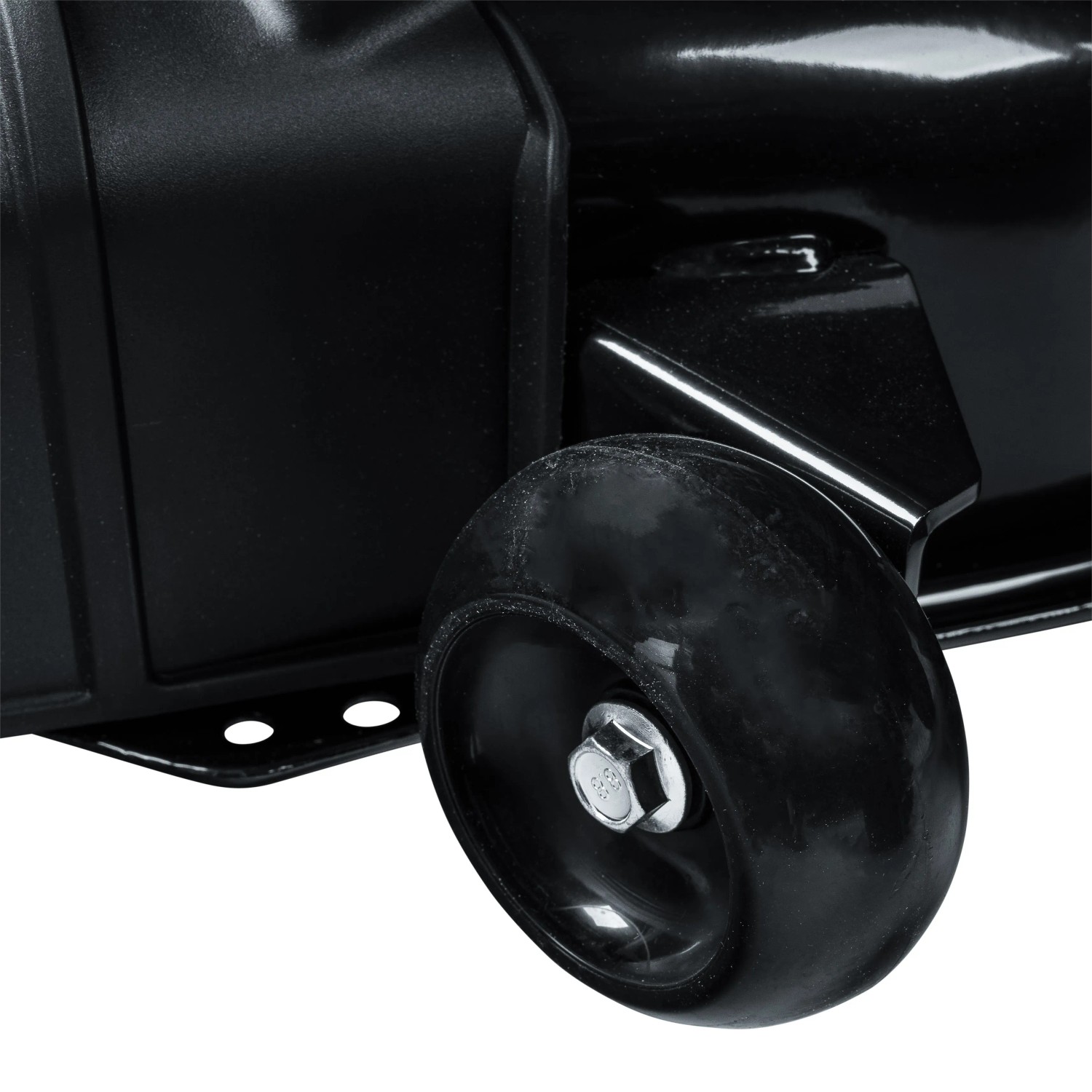Detailaufnahme: Schwarzes Rad am Texas Benzin-Rasentraktor Premium TTS98.