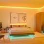 Paulmann MaxLED 1000 RGBW LED-Streifen im Schlafzimmer. Decken- und Bettbeleuchtung in warmen und kühlen Farbtönen für individuelle Lichtstimmung.