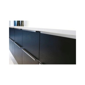 Furnipart Griffleiste Trim 495 mm aus gebürstetem Messing-Aluminium, bündig in dunkle Küchenschränke eingelassen.