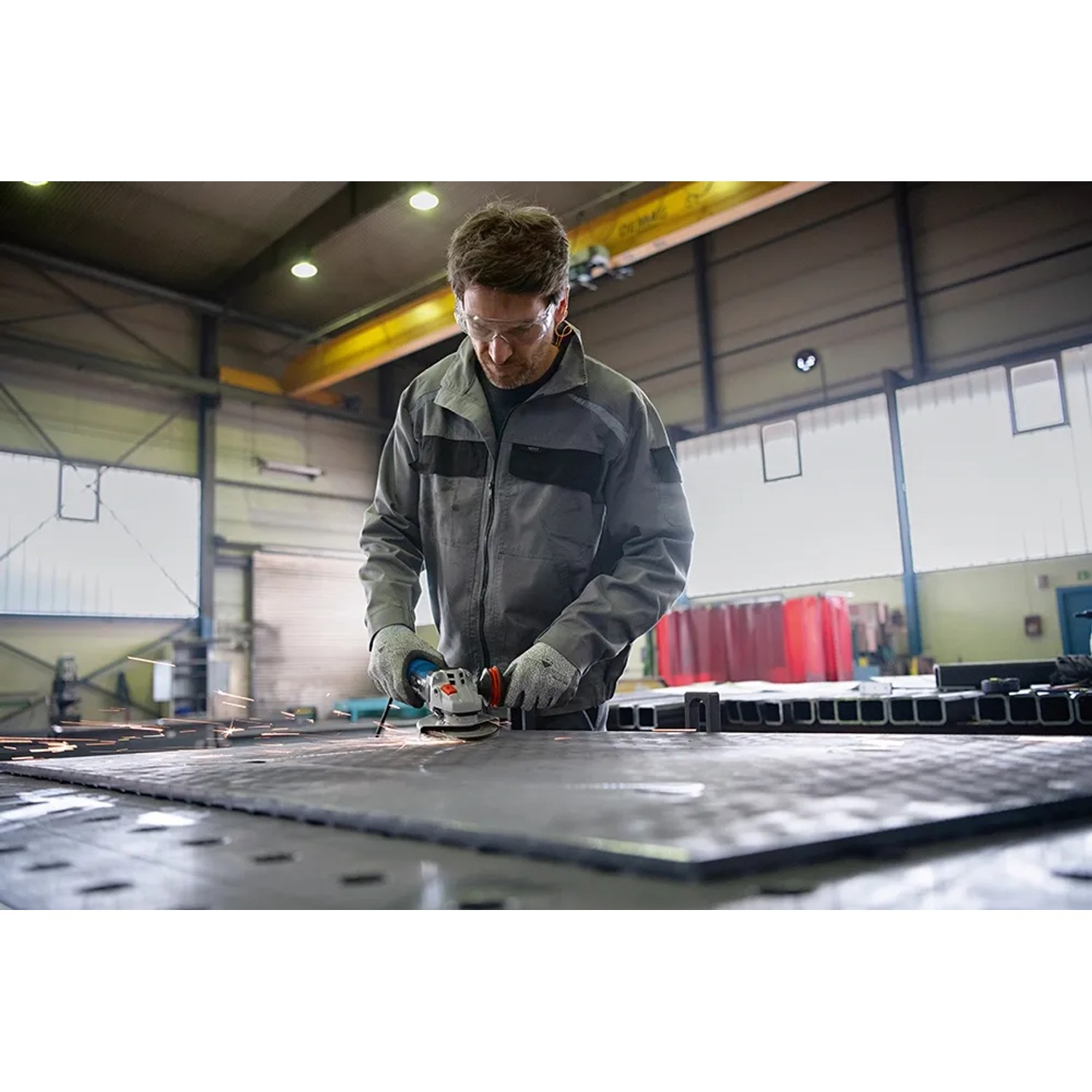 Anwender beim Schleifen mit dem Bosch Professional GWS 17-125 Winkelschleifer auf Metall.