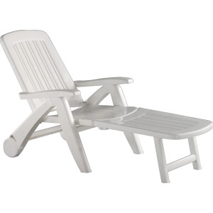 Weiße Gartenliege aus Kunststoff, klappbar und verstellbar für entspanntes Sonnenbaden.