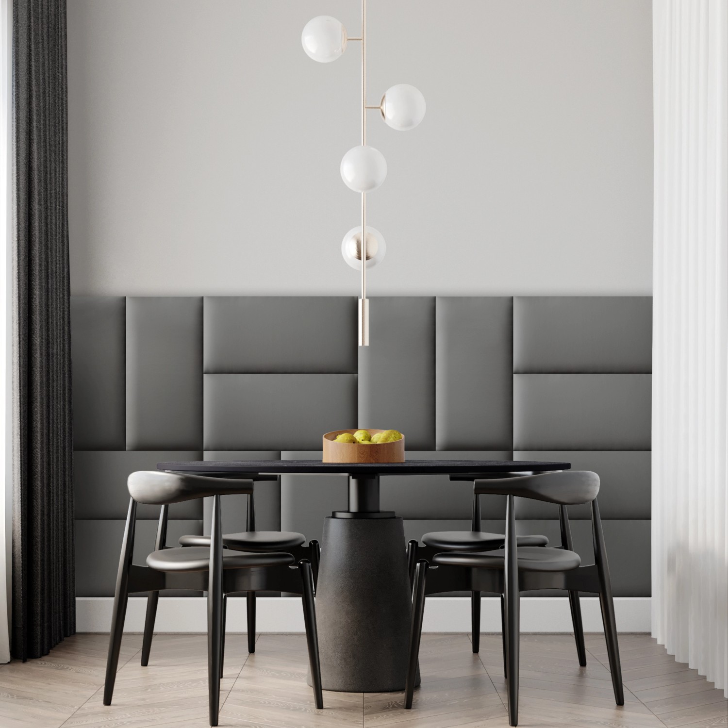 Graue Wandkissen in Lederoptik als Wandpaneel hinter Esstisch mit Stühlen und Lampe.