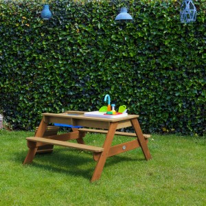 Axi Sand- und Wasser-Picknicktisch Emily mit Spielküchenspüle, braunes Holz mit Zubehör im Garten.