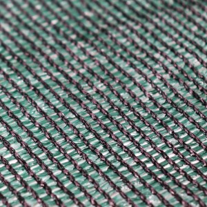 Detailaufnahme des grünen Aquagart Maulwurfnetzes (150g, 2m breit) als Maulwurfsperre.