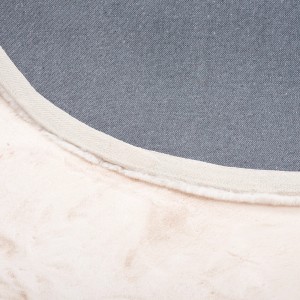 Detailaufnahme: Runder, creme-farbener Pergamon Luxus Fellteppich (80x80cm).