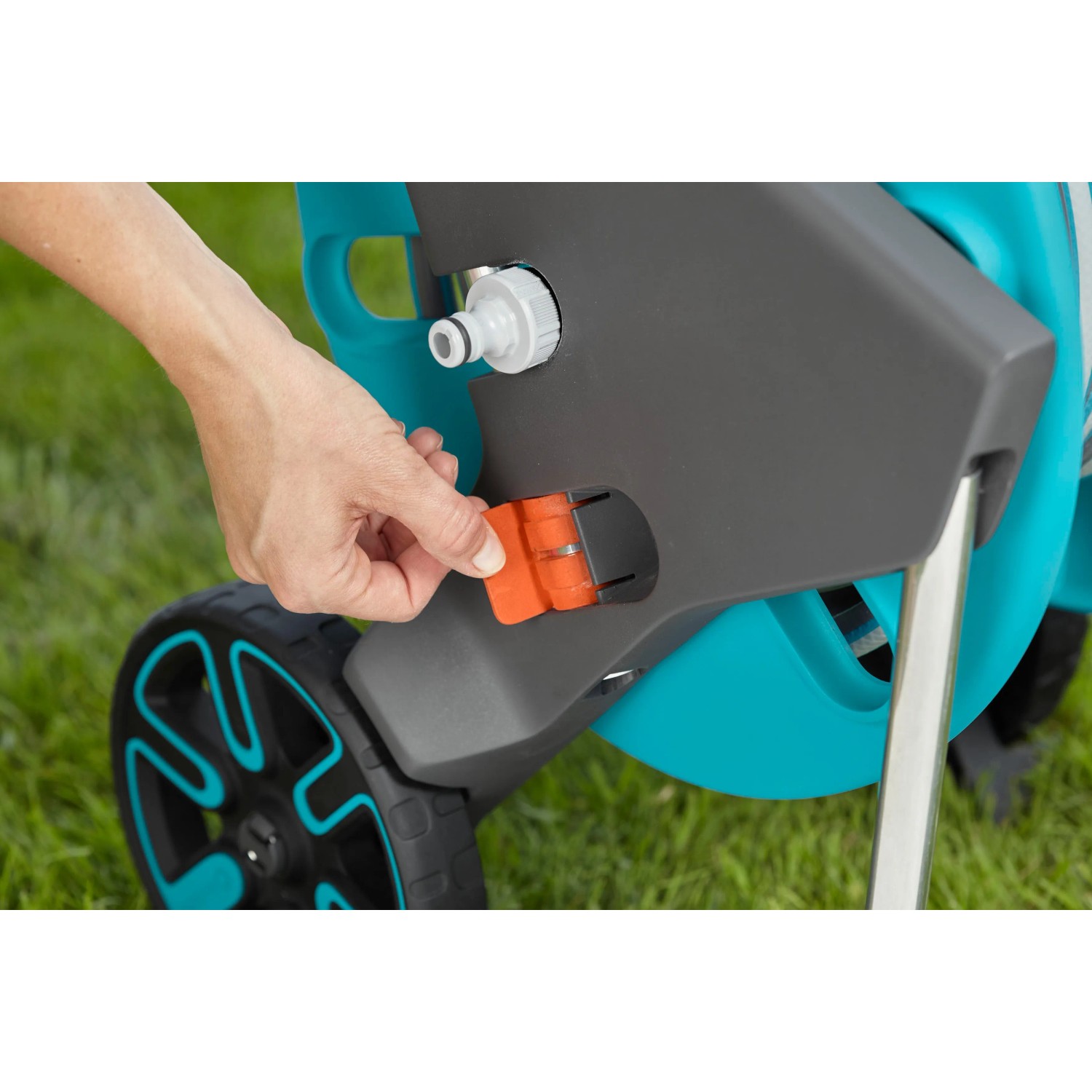 Gardena CleverRoll M Schlauchwagen mit Kick&Stand Funktion für sicheren Stand.