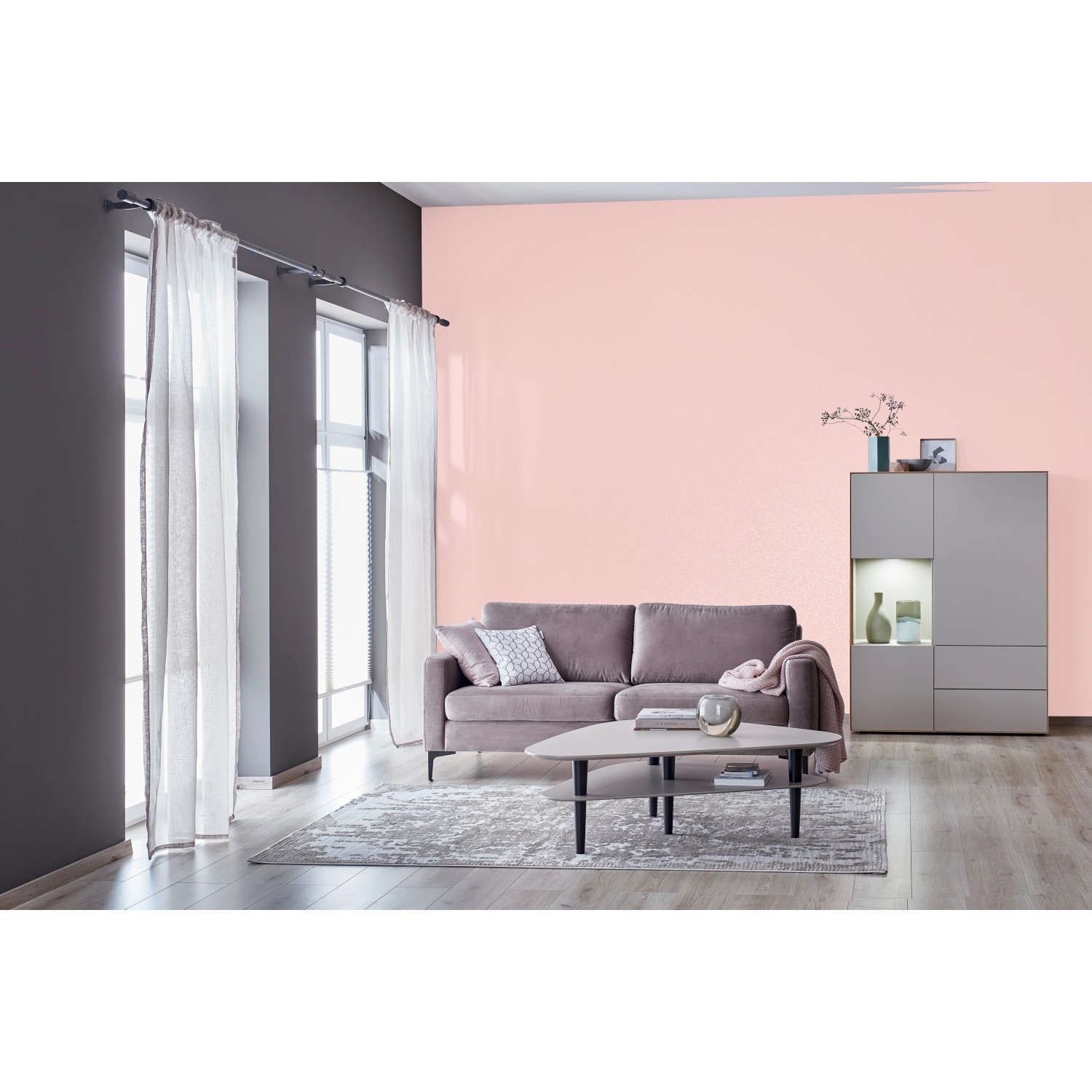 Wohnzimmer mit Schöner Wohnen Glimmerfarbe Sparkling Rose an der Wand.