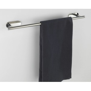 Wenko Badetuchstange Orea Shine aus Edelstahl mit grauem Handtuch an weißer Wand.