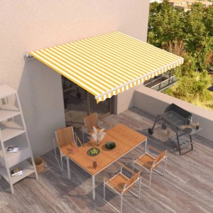 Manuelle Markise 400x350 cm in Gelb-Weiß gestreift, ausziehbar über Terrasse mit Esstisch und Grill.